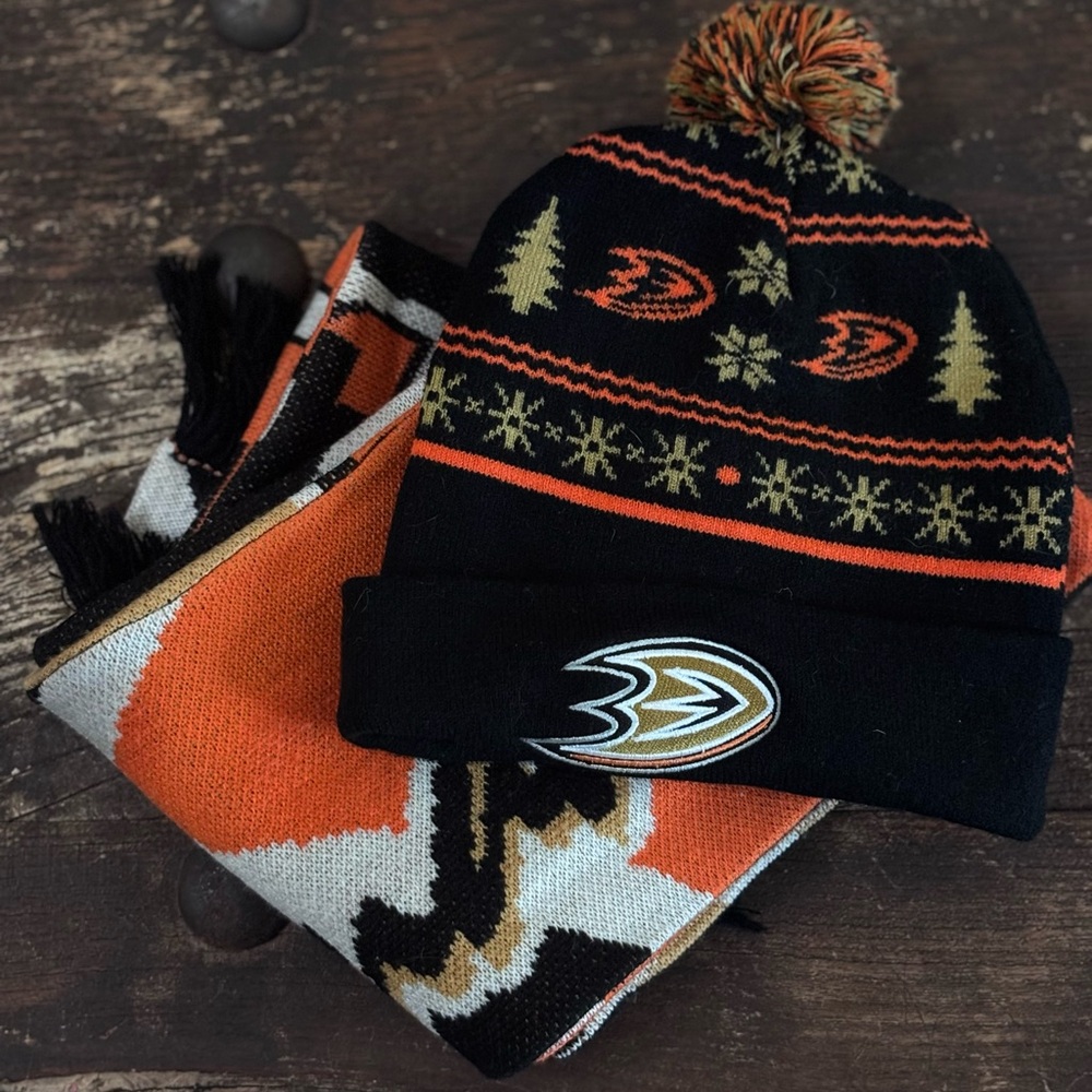 Anaheim Ducks Fringe Scarf Logo and Beanie Set